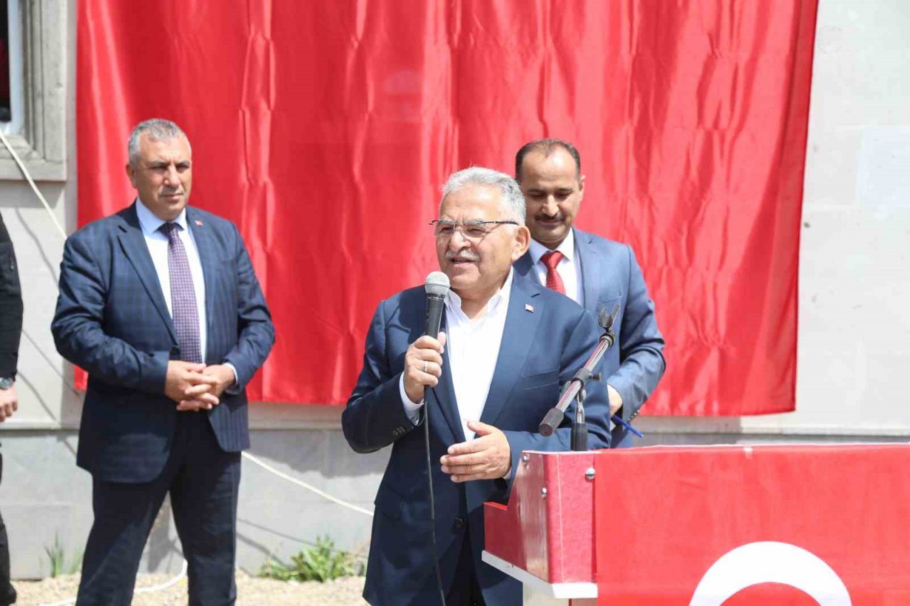 Başkan Büyükkılıç Sarıoğlan’da konuştu: "Sizlerin hizmetkarıyız"