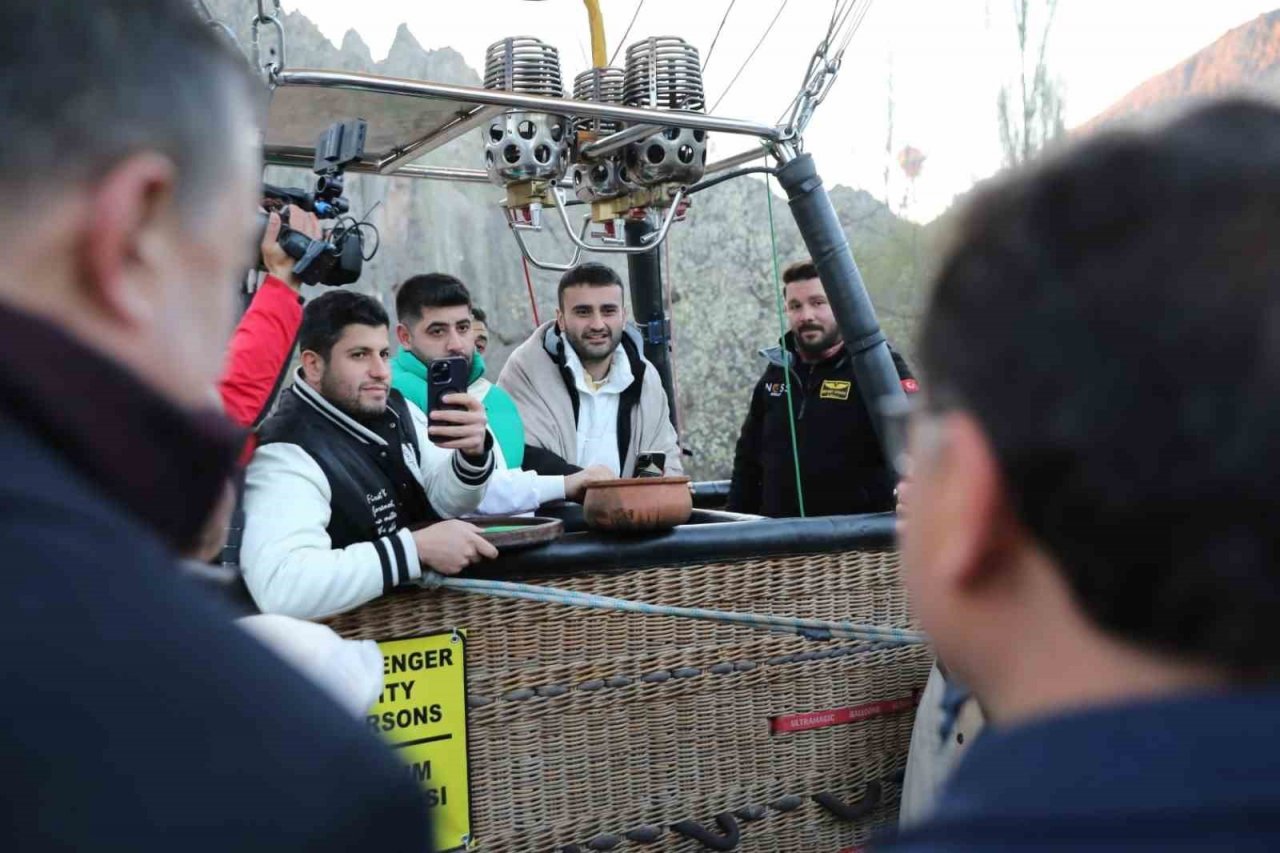 Soğanlı Vadisi tanıtılıyor: CZN Burak ile vadide sıcak hava balonuna bindi