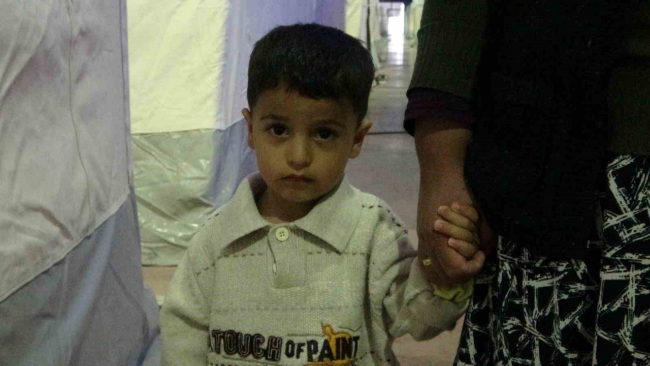 Malatya’da boğazına şeker kaçan çocuğun kurtarıldığı anlar kameraya yansıdı