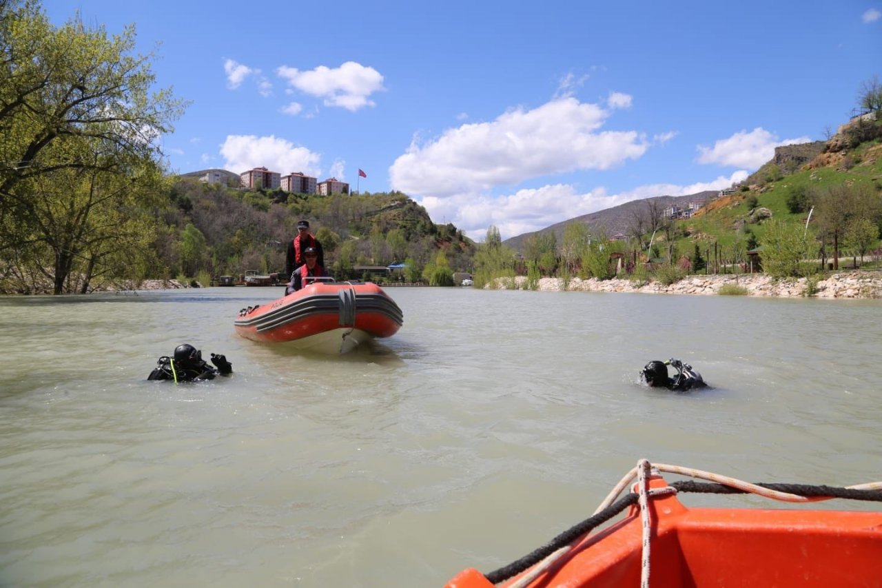 Vali Özkan, Munzur’da kaybolan gençleri arama çalışmalarını yerinde inceledi