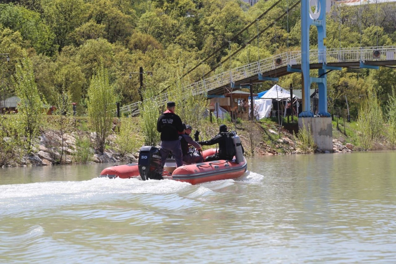 Vali Özkan, Munzur’da kaybolan gençleri arama çalışmalarını yerinde inceledi