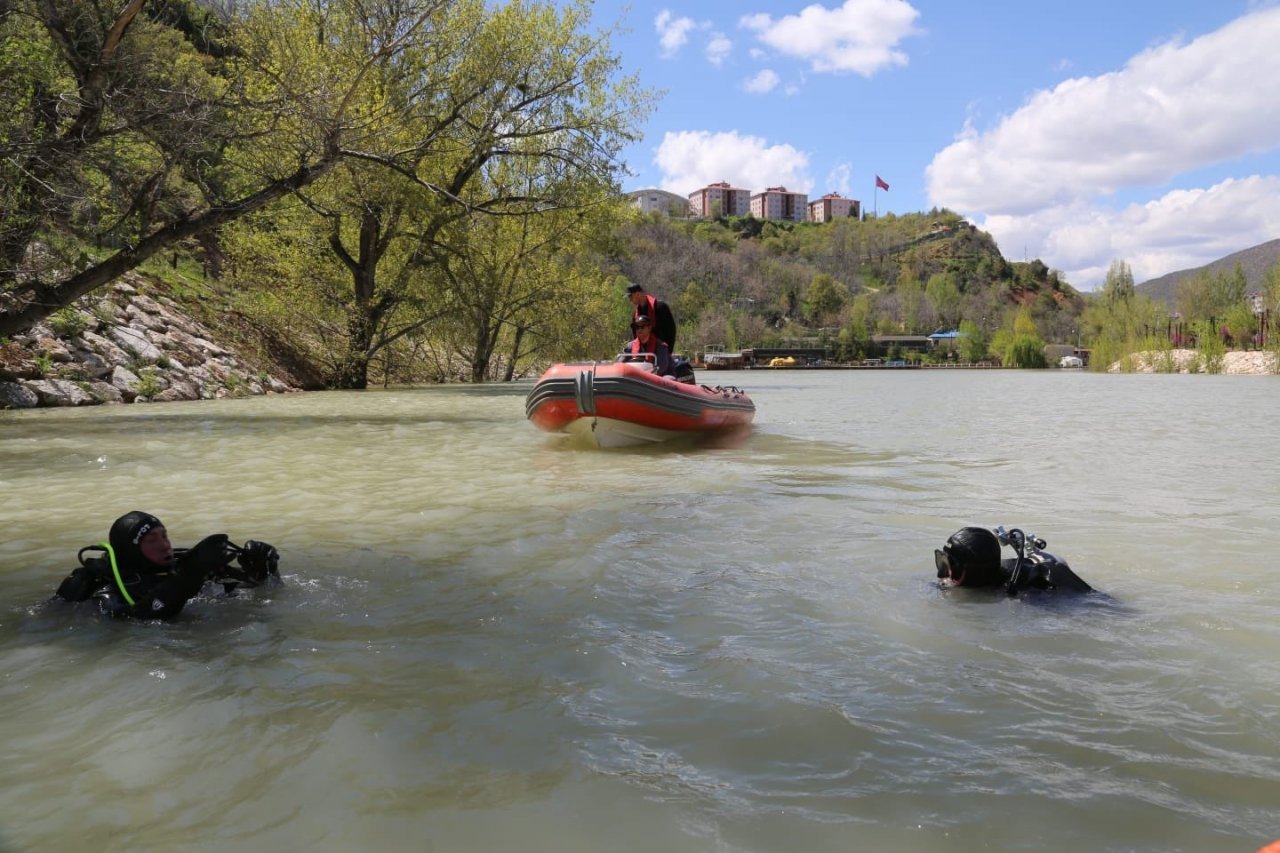 Vali Özkan, Munzur’da kaybolan gençleri arama çalışmalarını yerinde inceledi
