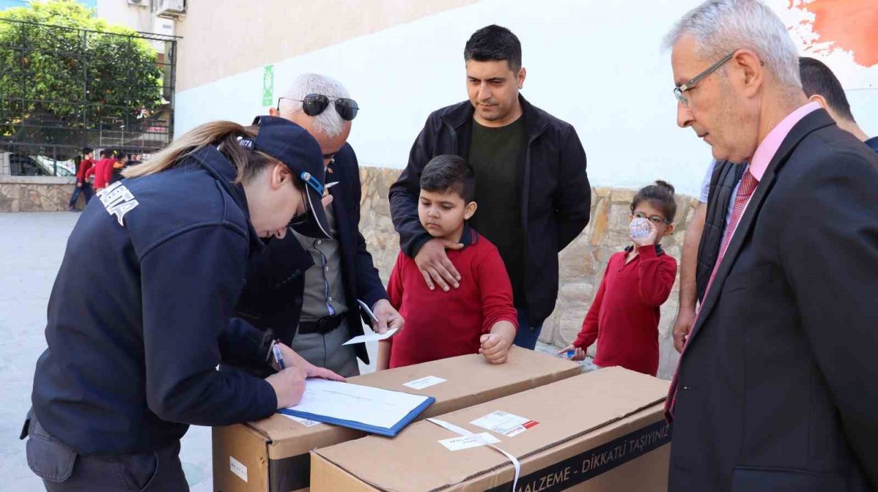 Çocukların topladığı plastik kapaklar engellilere umut oldu