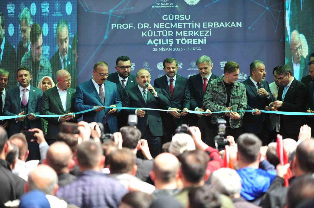 Bakan Varank: "Bizim bir ilçe belediyemizin ortaya koyduğu gayreti, CHP’li büyükşehir belediyeleri bile ortaya koyamıyor"