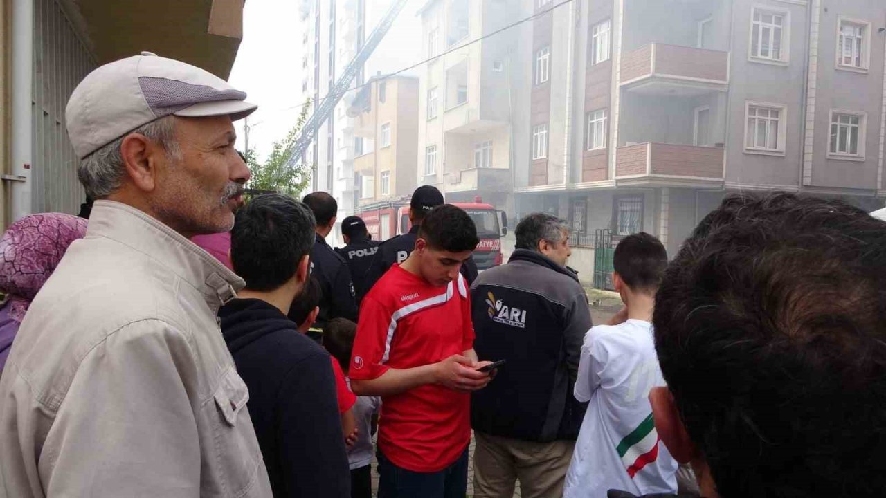 Pendik’te 3 katlı iki binanın çatısı alevlere teslim oldu