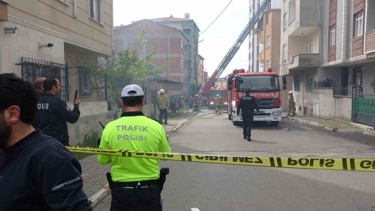 Pendik’te 3 katlı iki binanın çatısı alevlere teslim oldu
