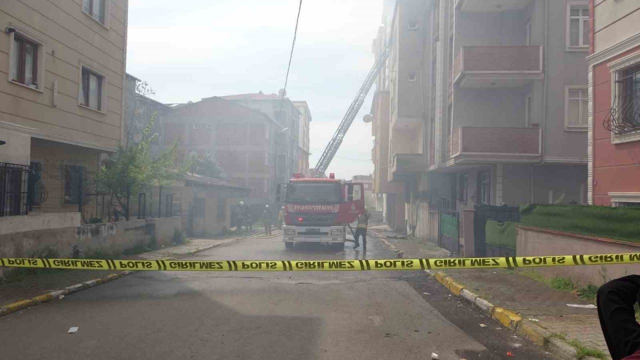Pendik’te 3 katlı iki binanın çatısı alevlere teslim oldu