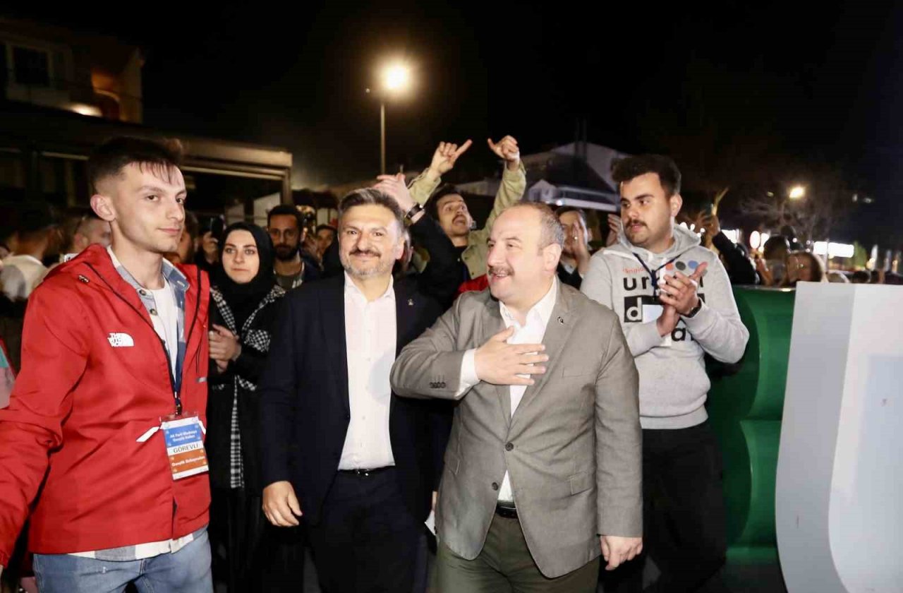 Bakan Varank Togg için çekiliş yaptı, kazanan gençler yerli otomobil ile Mudanya turu attı