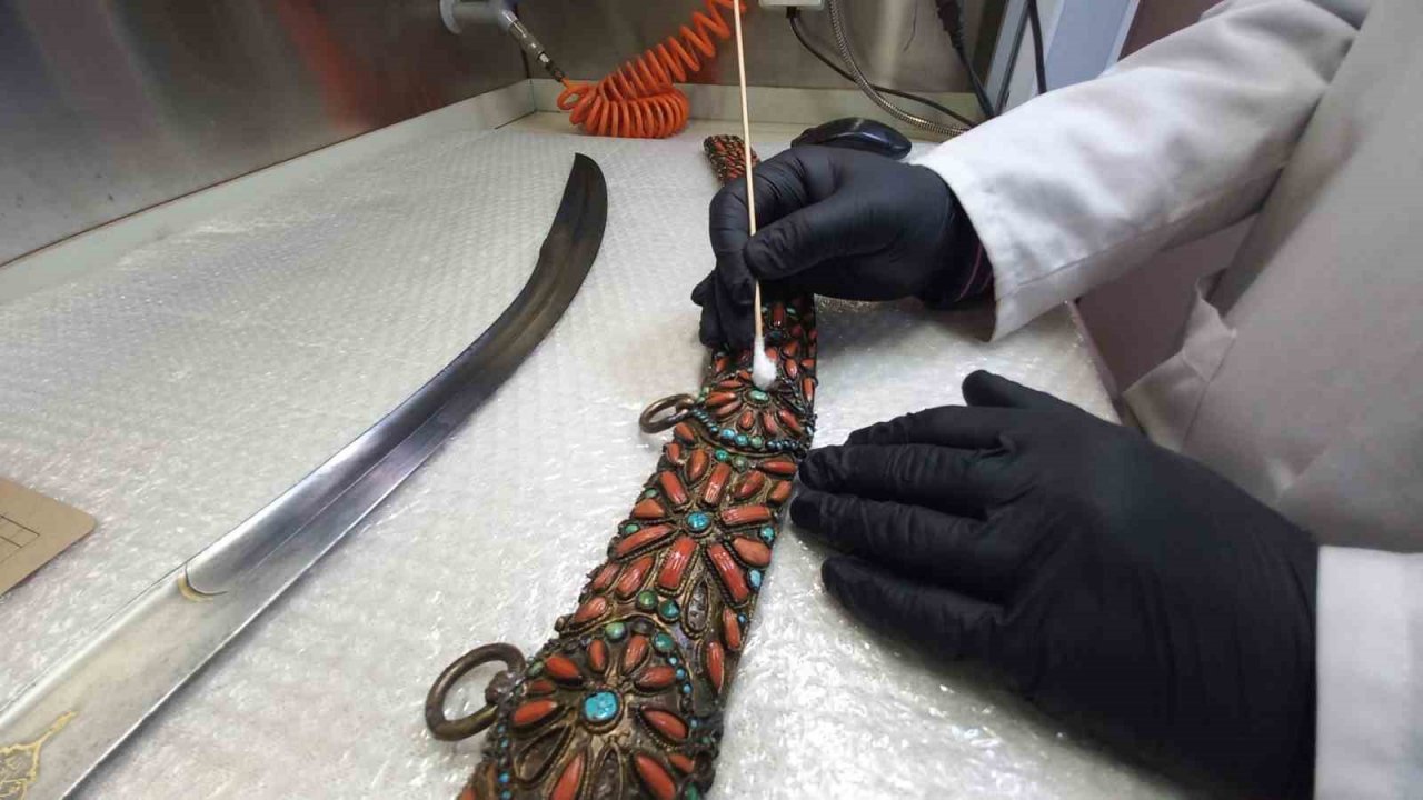 Harbiye Askeri Müzesi’nde tarihi kılıçlara bakım çalışması