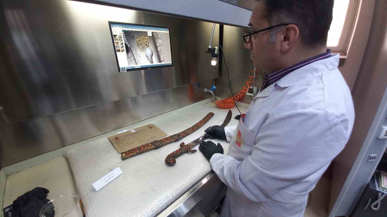 Harbiye Askeri Müzesi’nde tarihi kılıçlara bakım çalışması