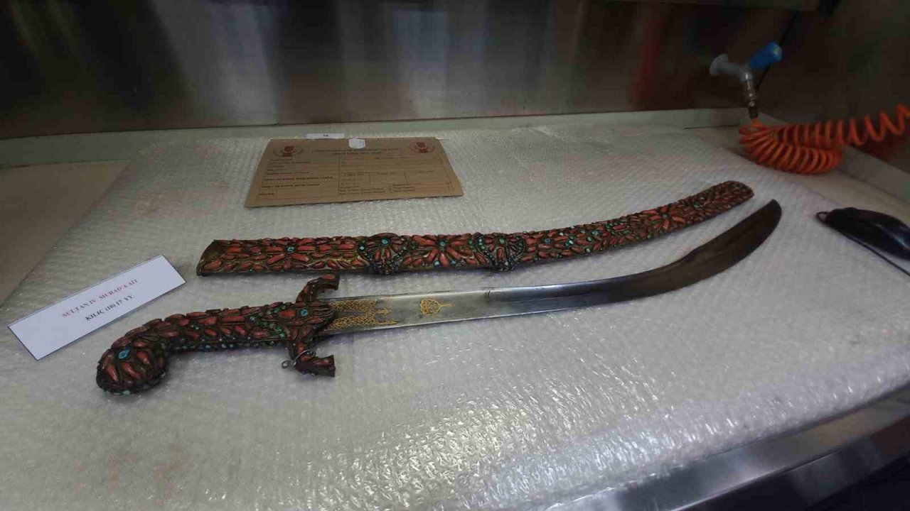 Harbiye Askeri Müzesi’nde tarihi kılıçlara bakım çalışması