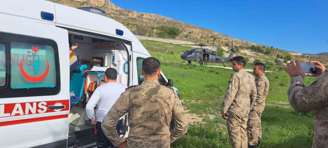 Kalp krizi geçiren vatandaş, askeri helikopterle hastaneye kaldırıldı