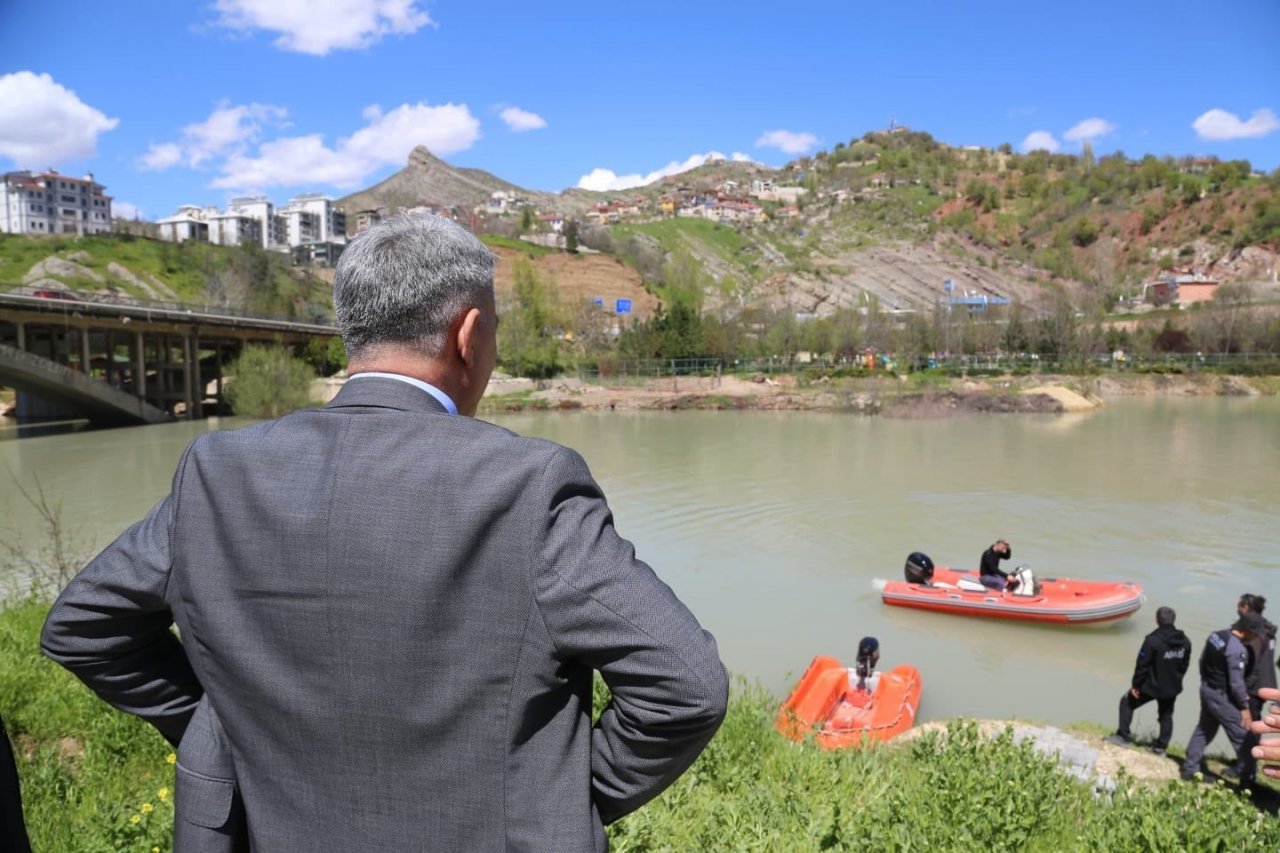 Vali Özkan, Munzur’da kaybolan gençleri arama çalışmalarını yerinde inceledi
