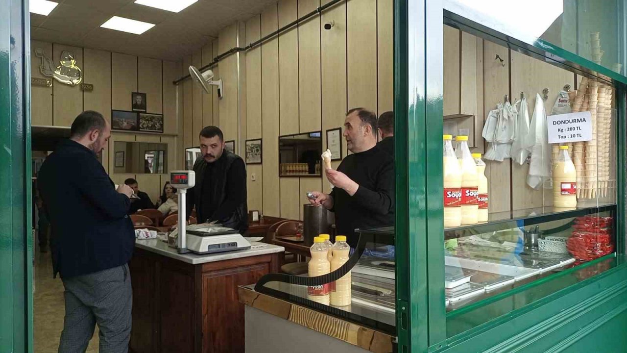 87 yıldır aynı dükkânda 4 kuşaktır aynı lezzetle dondurma yapıyorlar