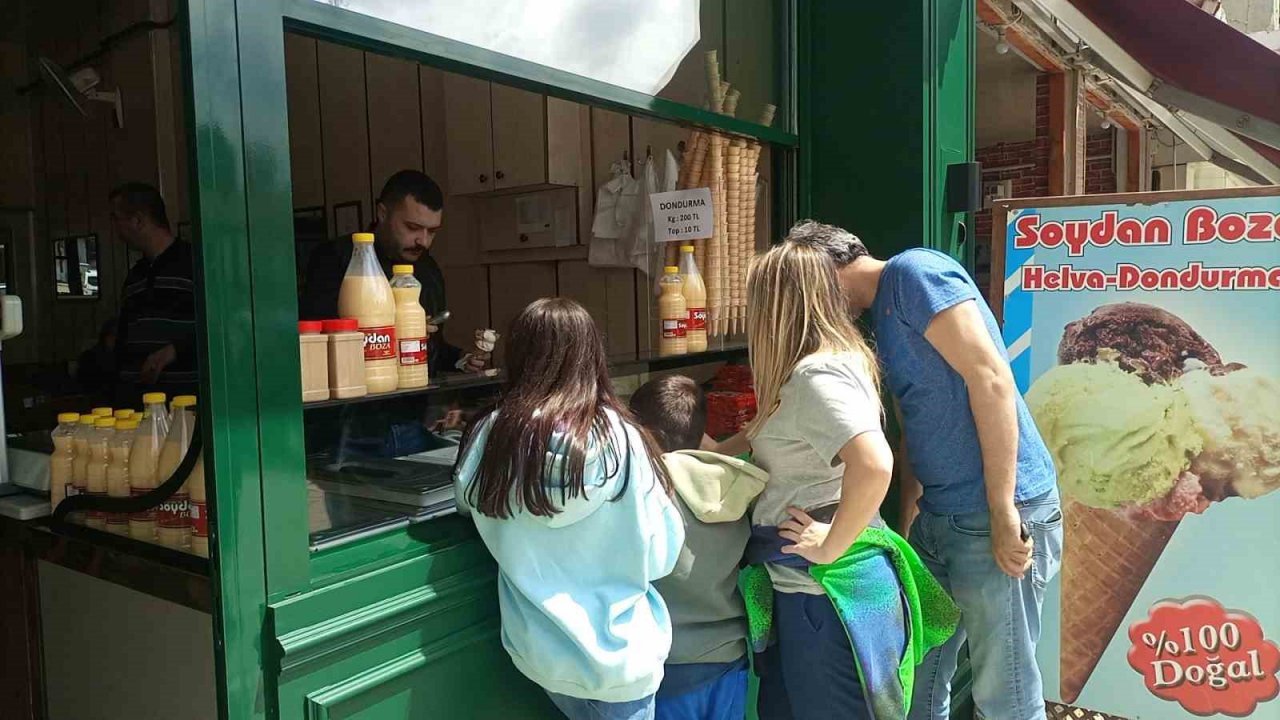 87 yıldır aynı dükkânda 4 kuşaktır aynı lezzetle dondurma yapıyorlar