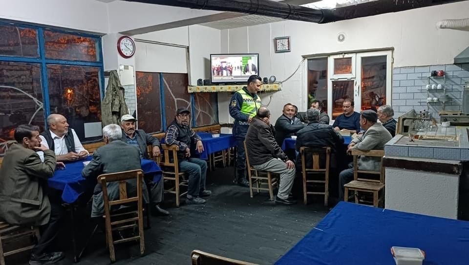 Köy sakinlerine jandarmadan trafik eğitimi