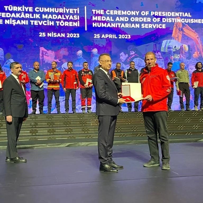 Cumhurbaşkanı Yardımcısı Oktay’dan Eskişehirli arama kurtarma ekiplerine üstün fedakârlık madalyası