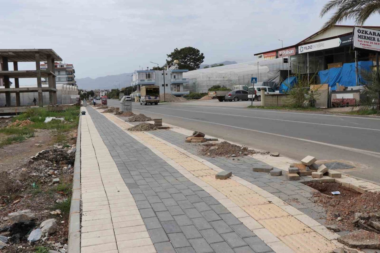 Alanya Belediyesinin sezon öncesi peyzaj çalışmaları