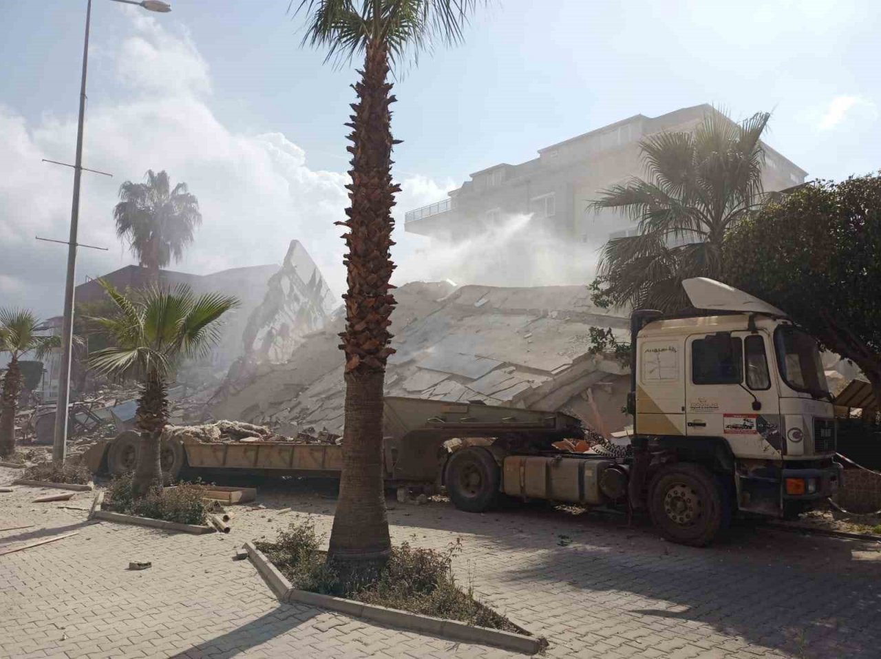 Alanya’da yıkım sırasında bina çöktü, yürekler ağza geldi