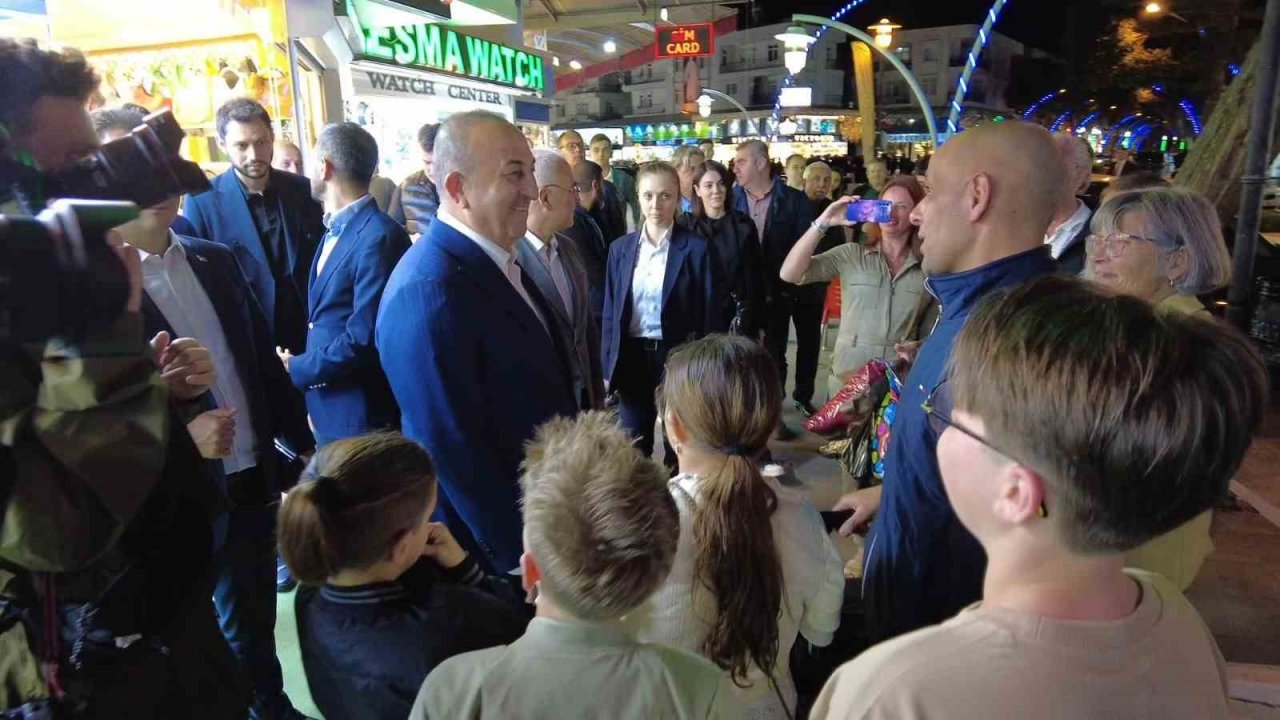 Bakan Çavuşoğlu TOGG ile gezdi, turist ve esnaf yoğun ilgi gösterdi