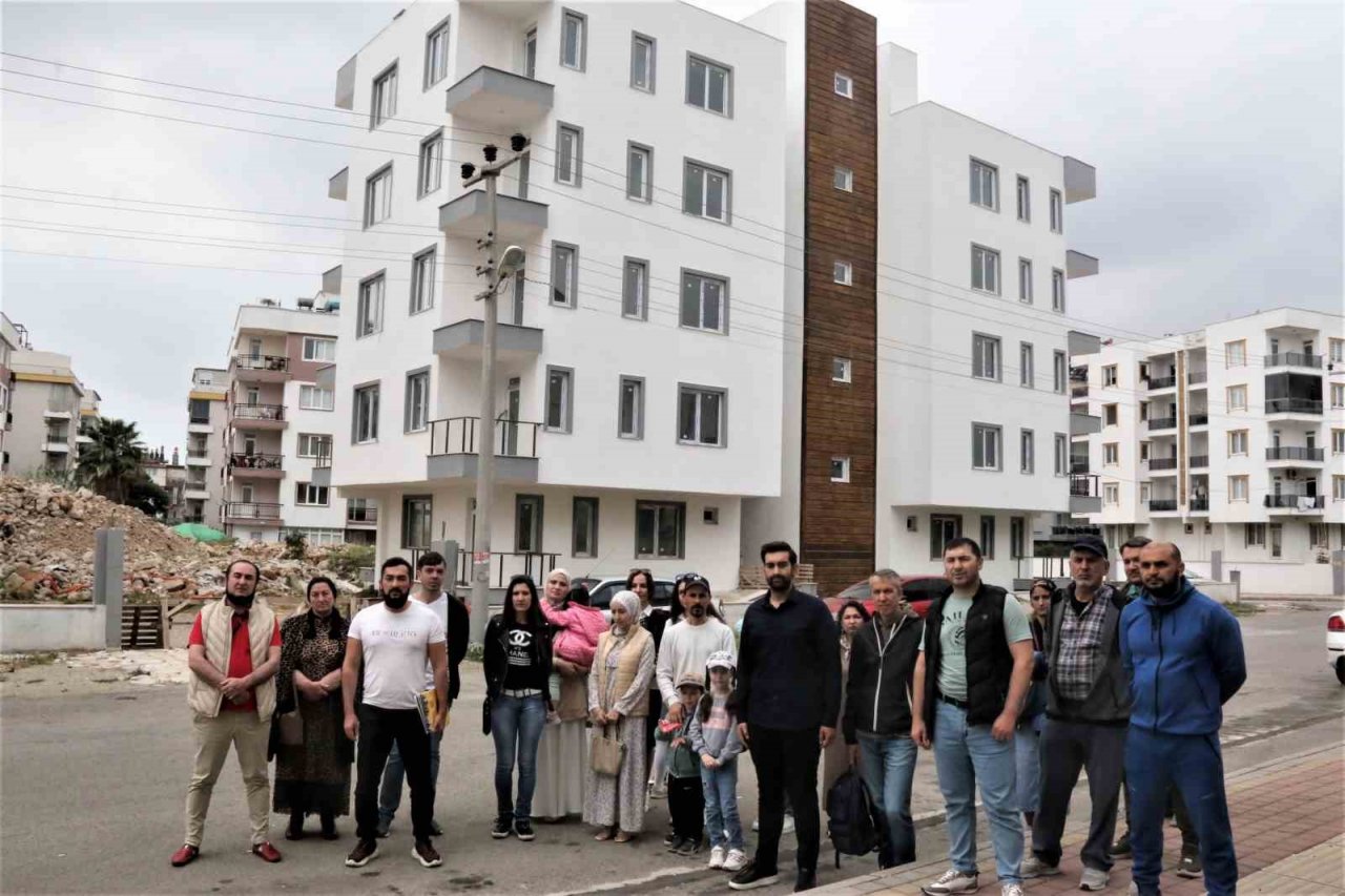 “2 ayda teslim edilecek” sözü ile adlıkları evlerini sadece dışarıdan izleyebiliyorlar