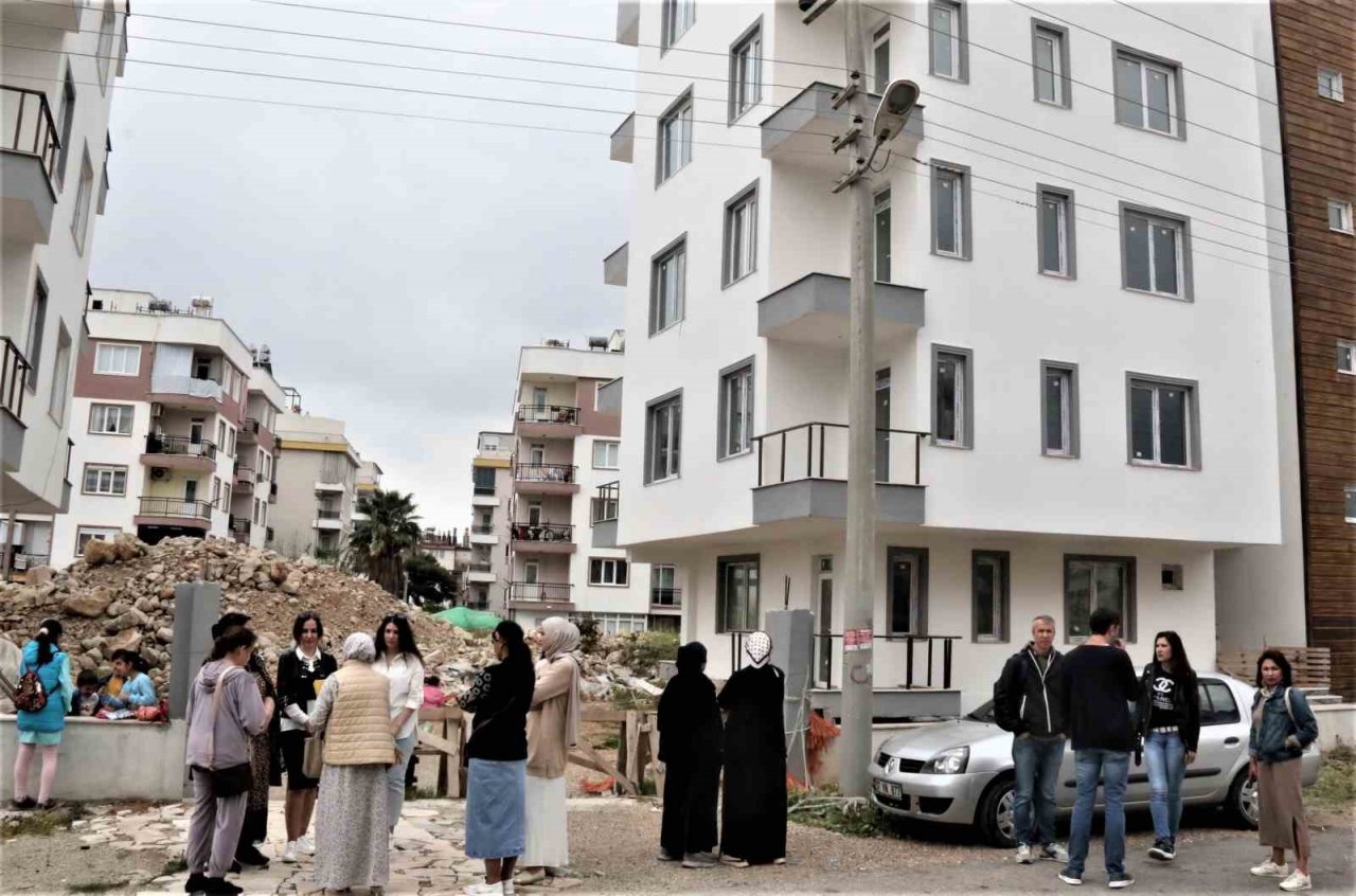 “2 ayda teslim edilecek” sözü ile adlıkları evlerini sadece dışarıdan izleyebiliyorlar