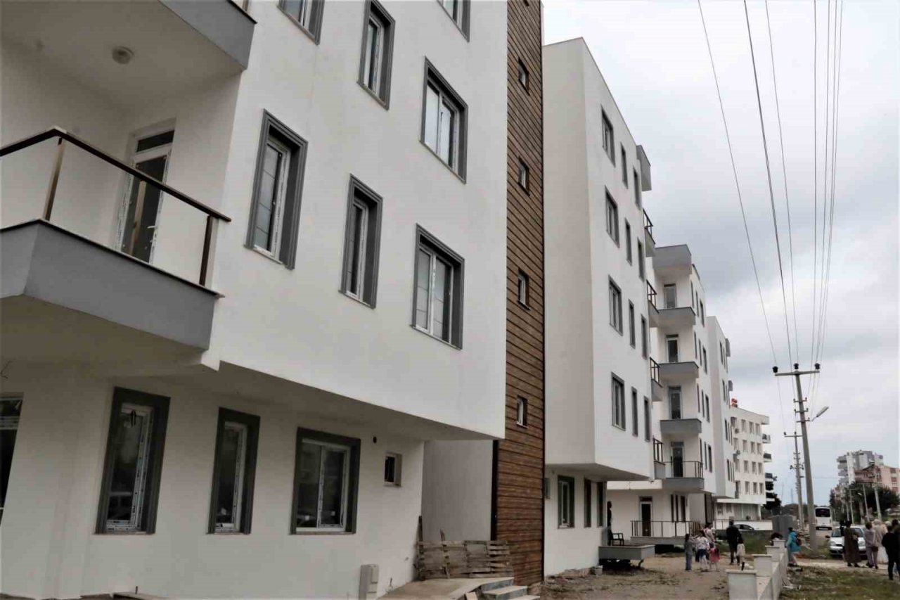 “2 ayda teslim edilecek” sözü ile adlıkları evlerini sadece dışarıdan izleyebiliyorlar