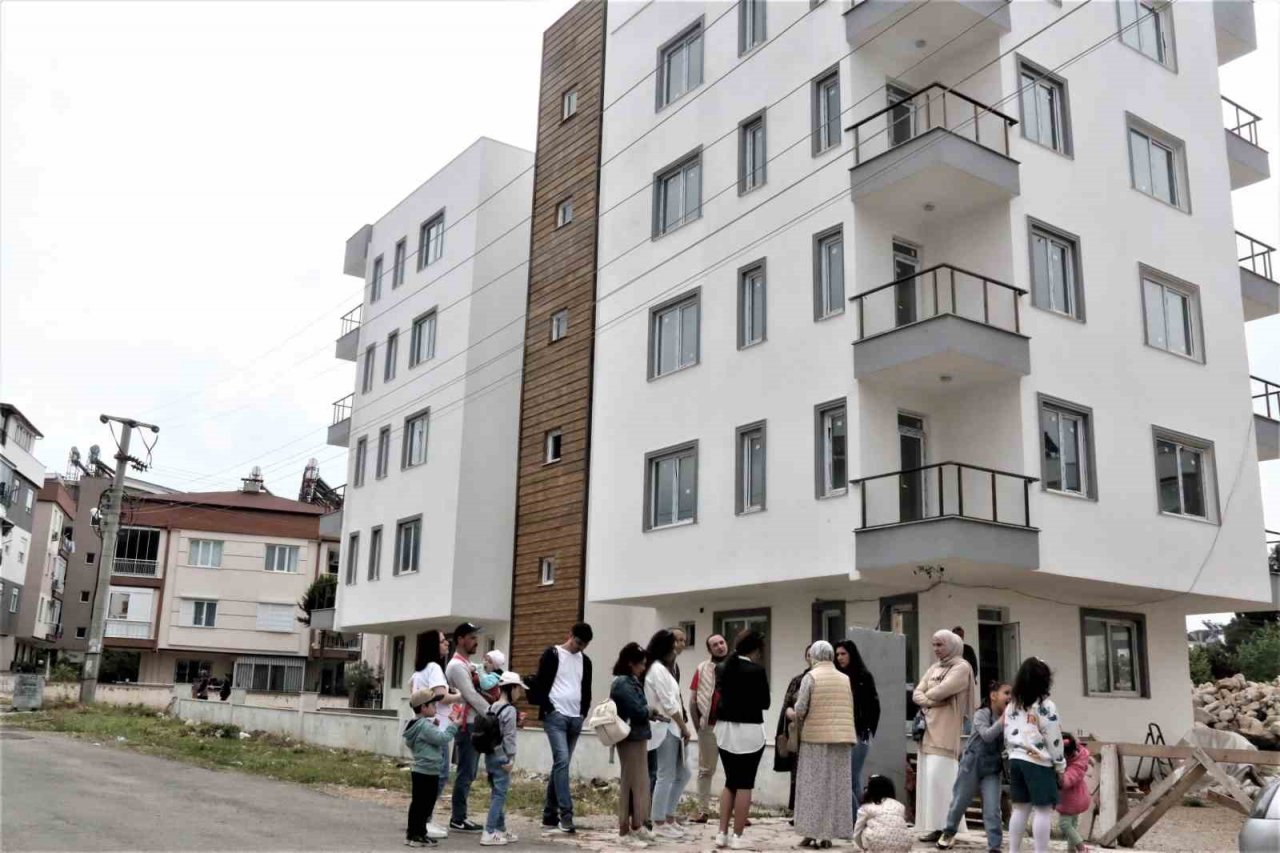 “2 ayda teslim edilecek” sözü ile adlıkları evlerini sadece dışarıdan izleyebiliyorlar