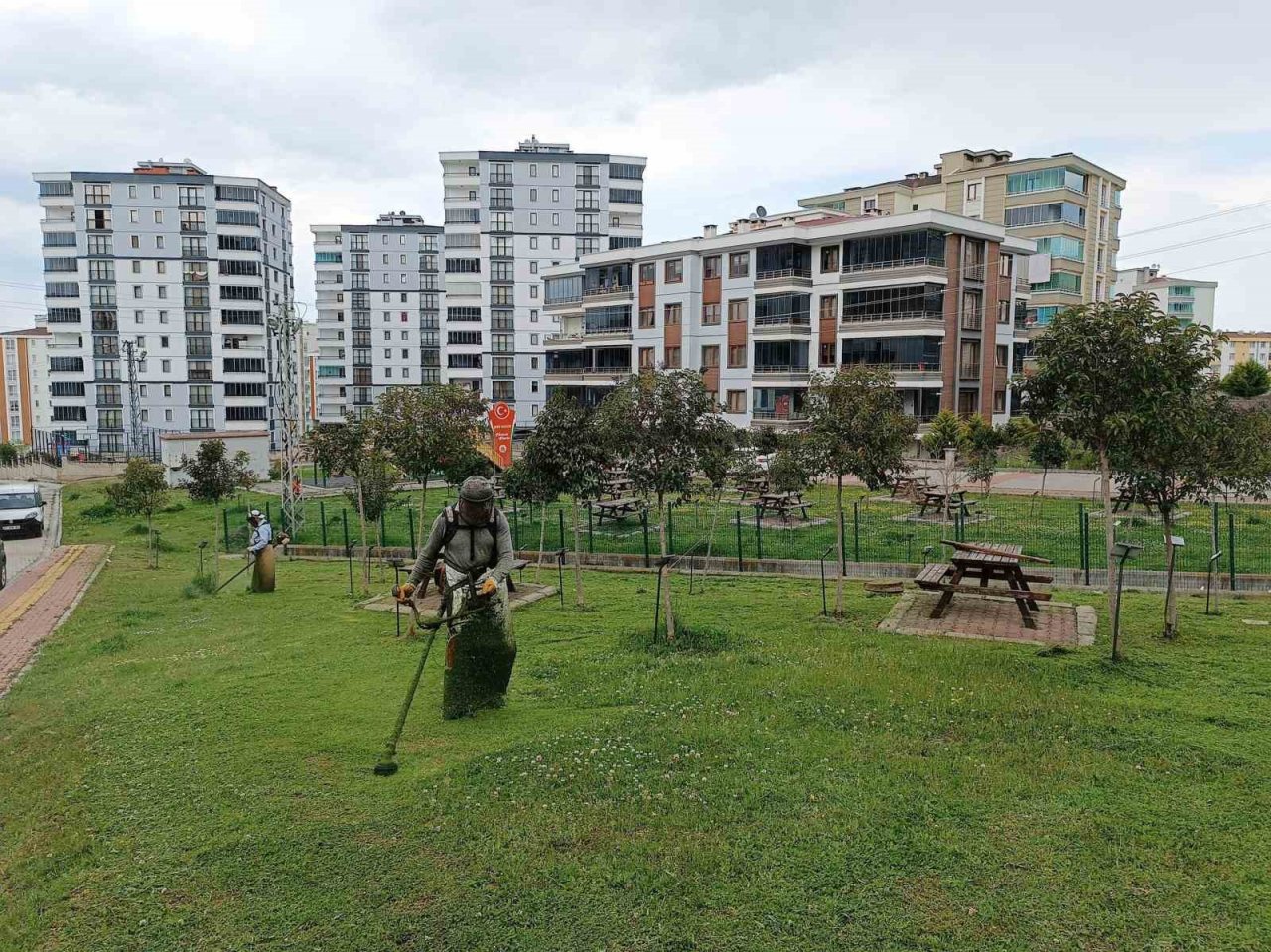 Atakum’un parklarında bahar temizliği