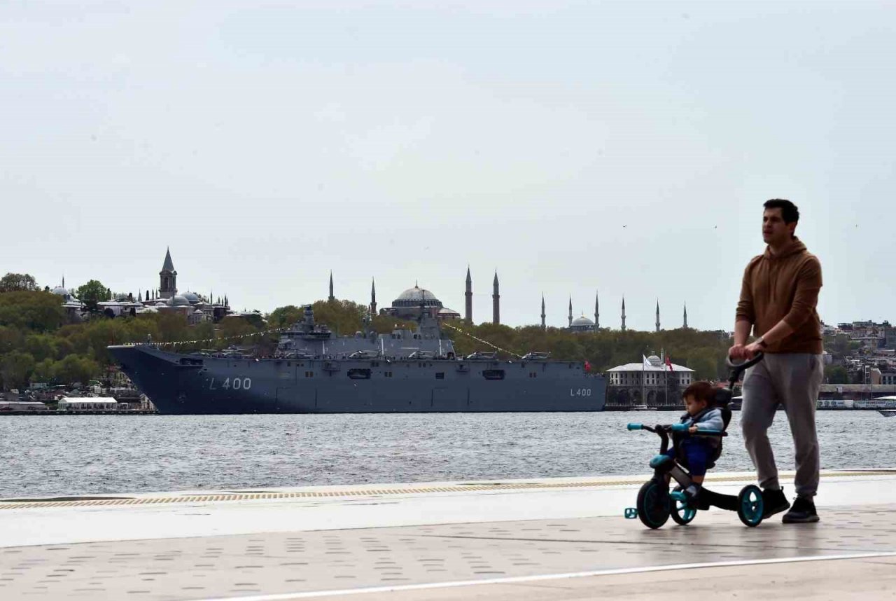 Ayasofya’dan TCG Anadolu’ya eşsiz manzara
