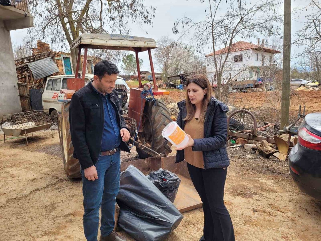 Karacasulu incir üreticilerine ekşilik böceği tuzakları dağıtıldı