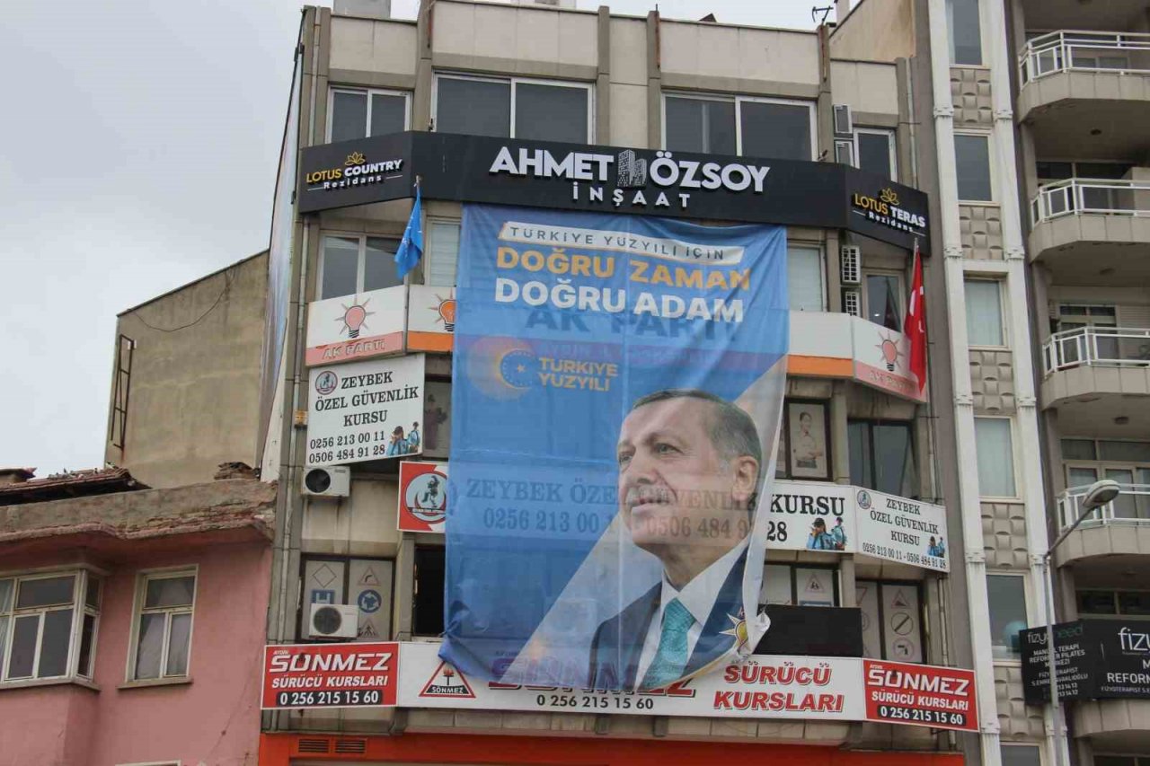 Aydın’da AK Parti ile CHP arasında afiş krizi
