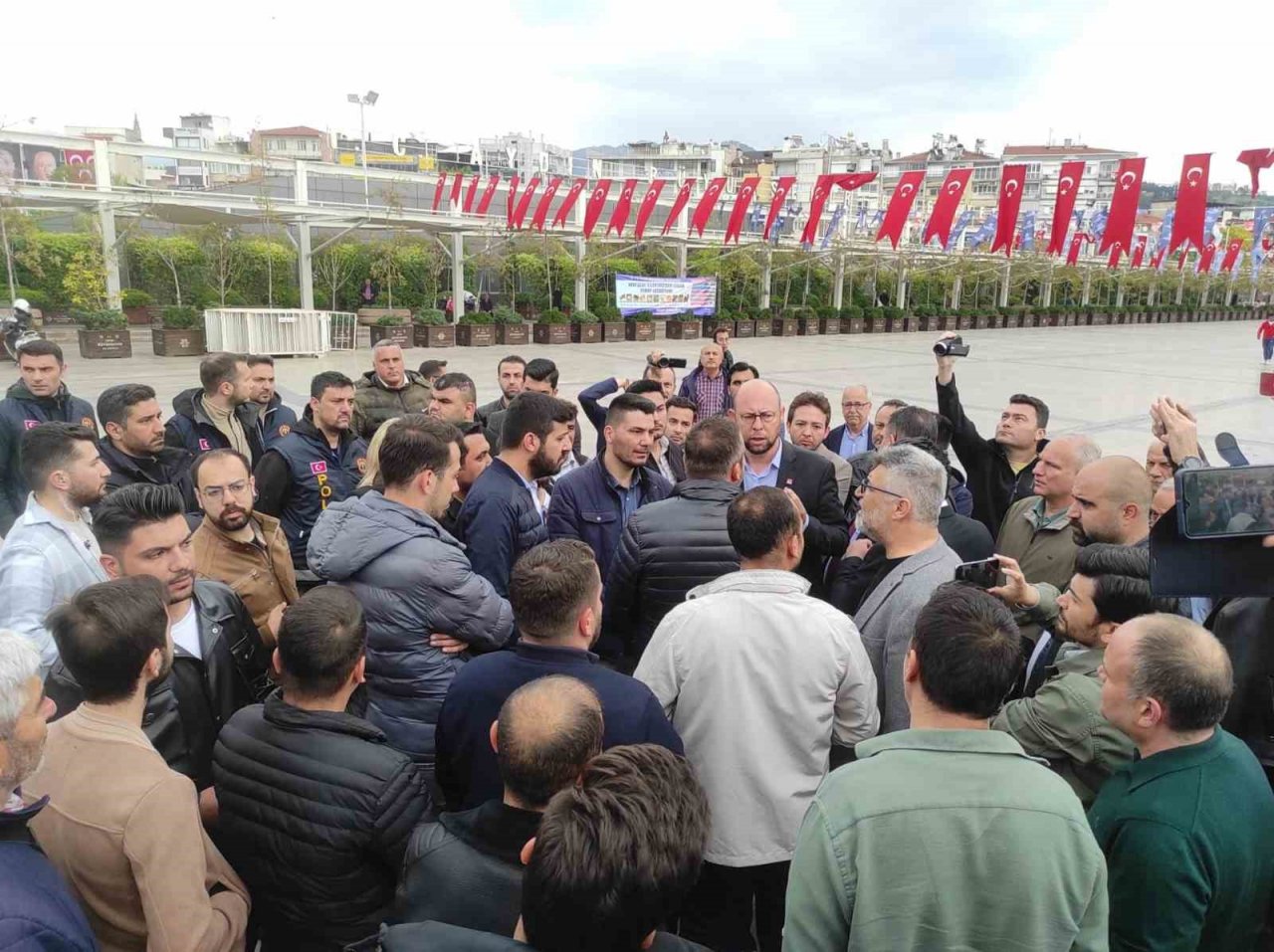 Aydın’da AK Parti ile CHP arasında afiş krizi