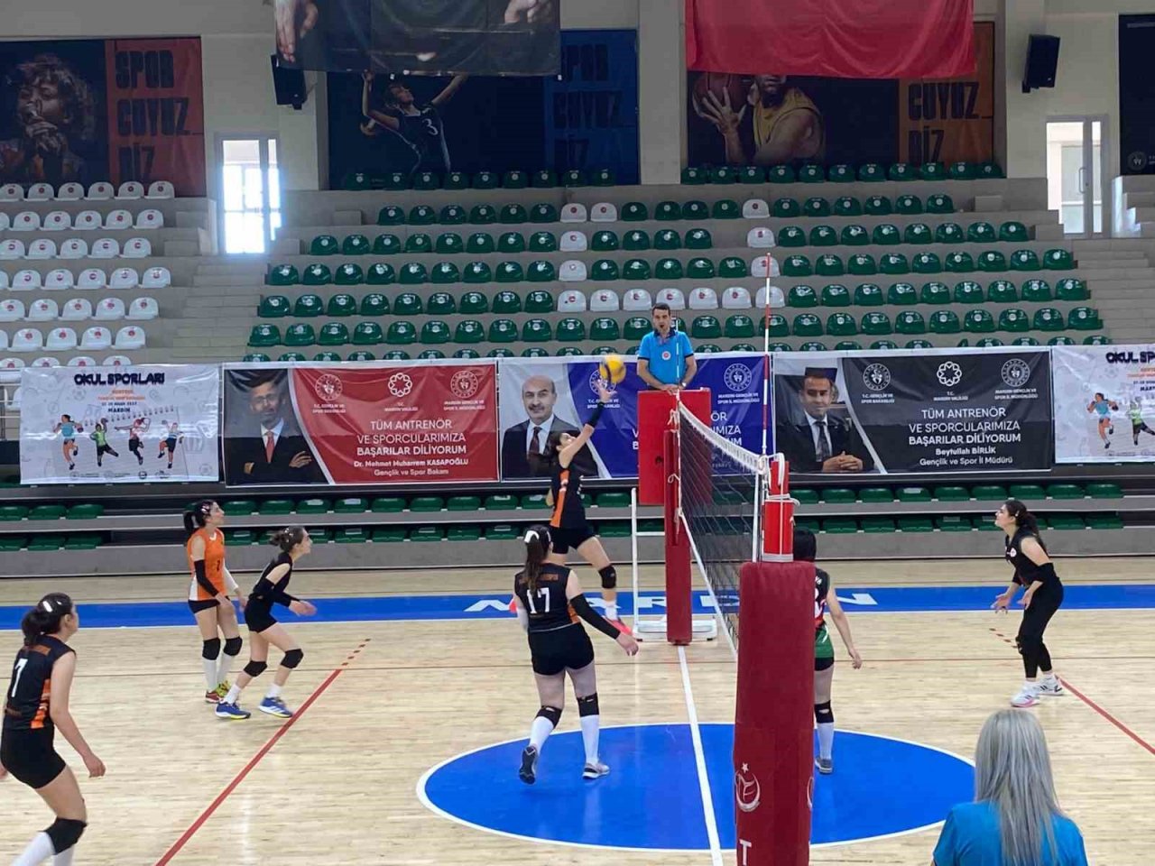 Bağlar Belediyespor’un genç kız voleybol takımı, bölge şampiyonu oldu