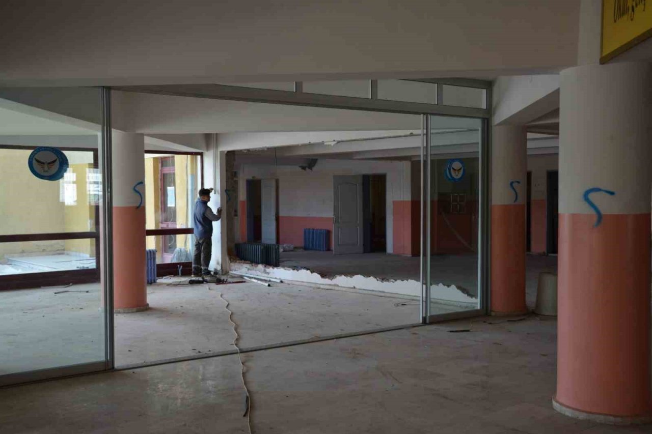 Edremit’te okullar güçlendiriliyor