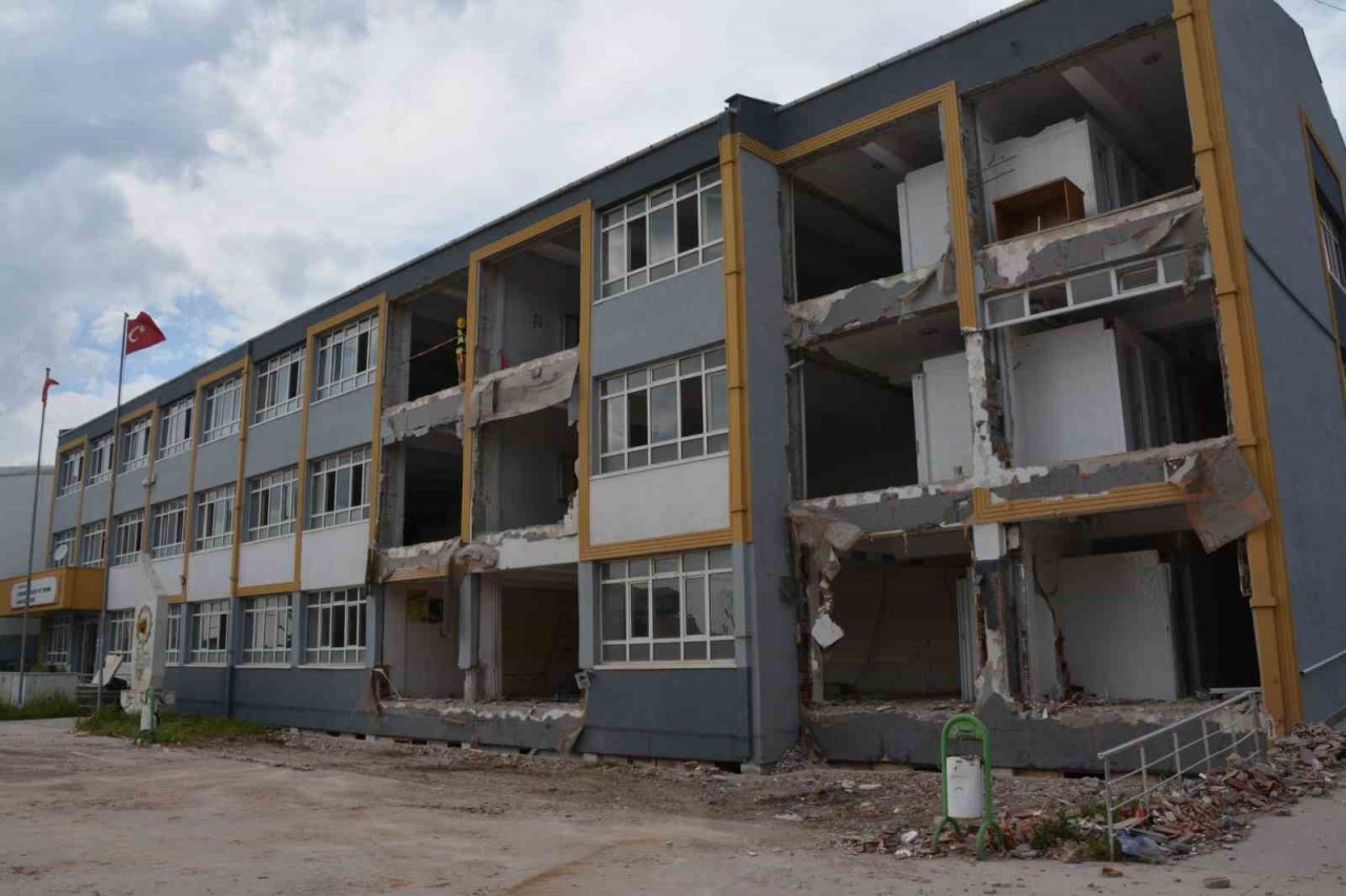 Edremit’te okullar güçlendiriliyor