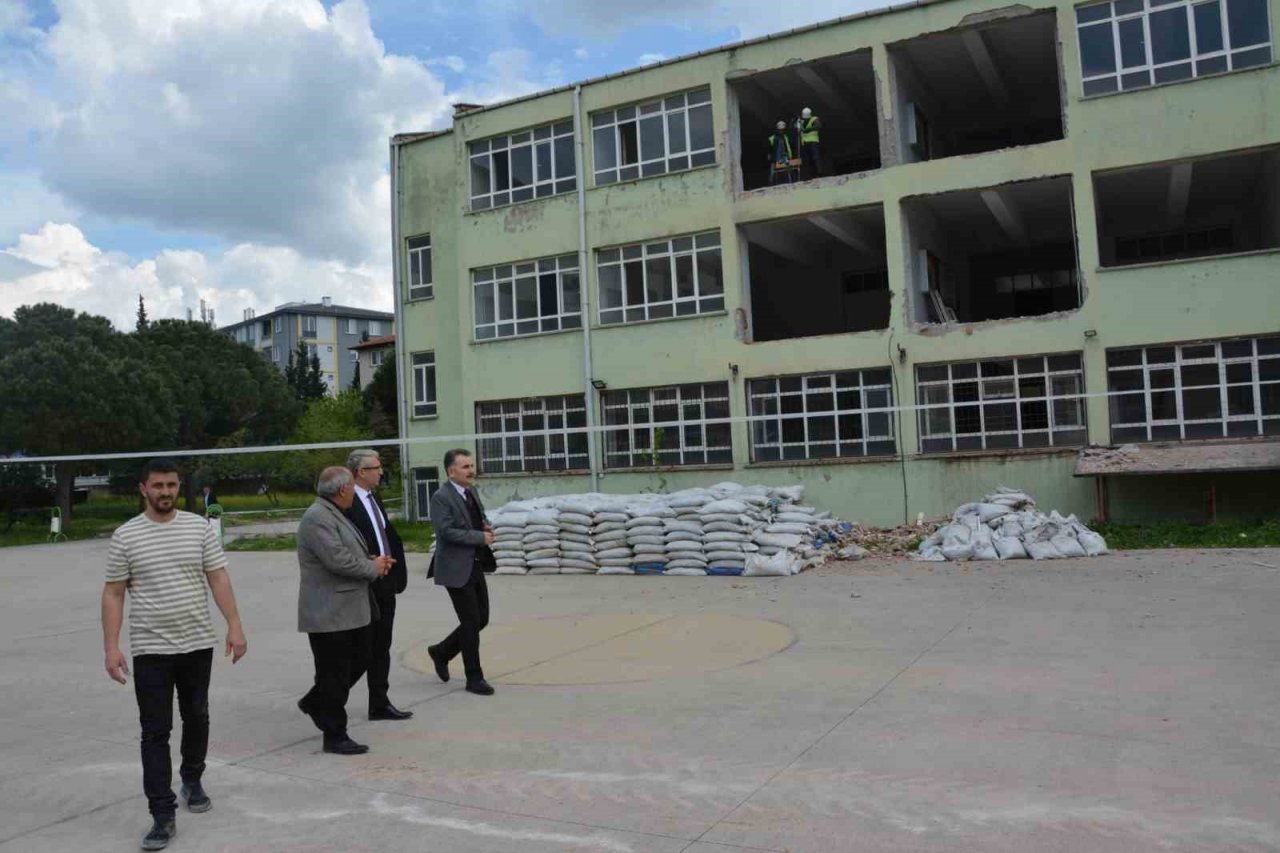 Edremit’te okullar güçlendiriliyor