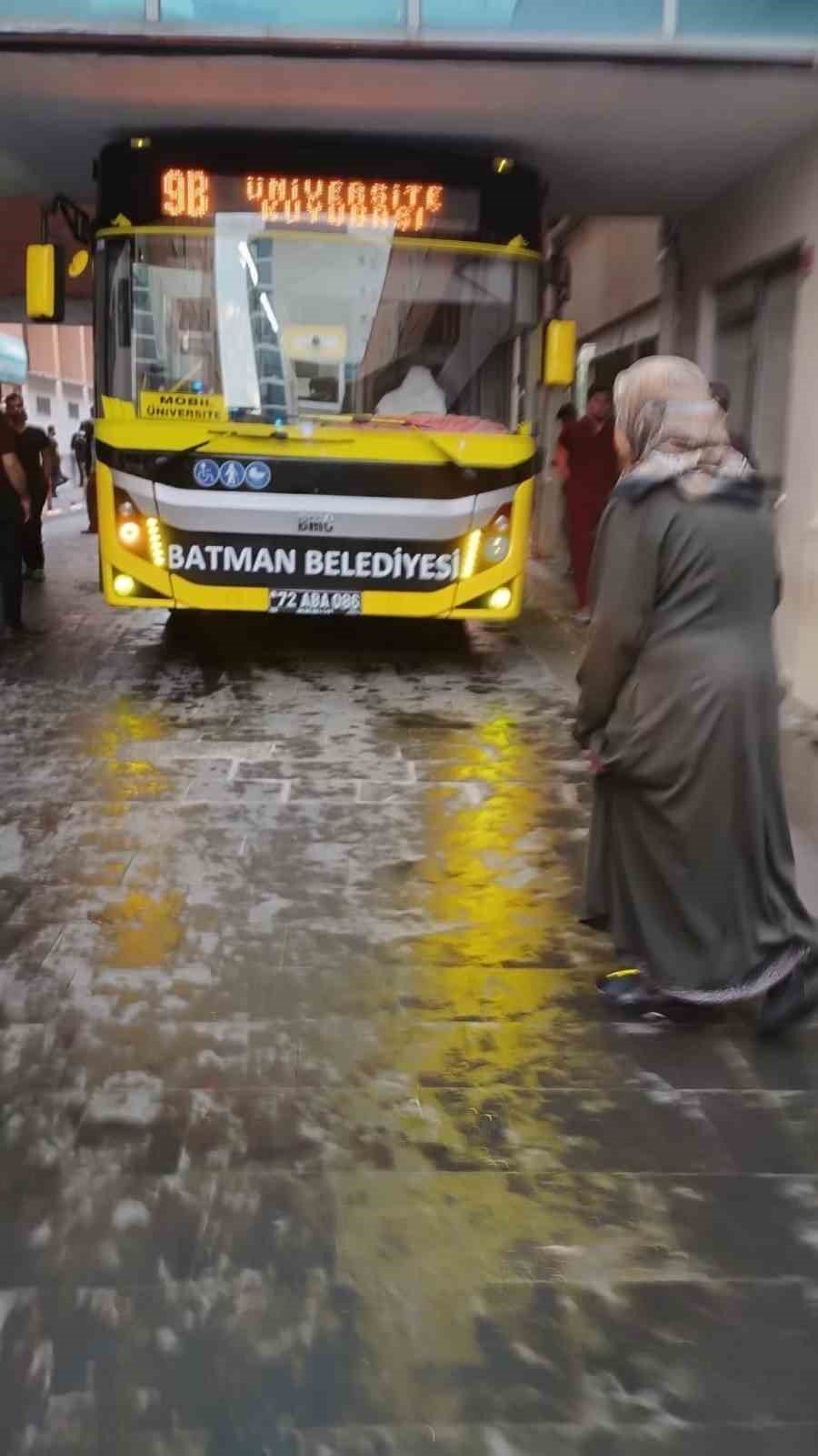 Fenalaşan yolcuyu hastaneye yetiştiren belediye otobüsü acil girişinde sıkıştı