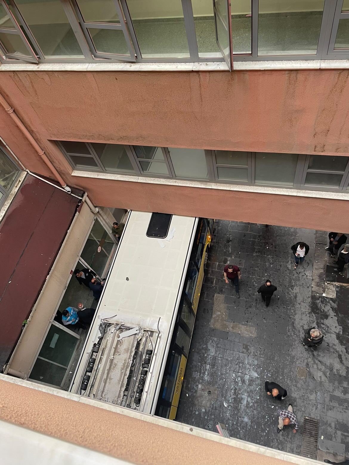 Fenalaşan yolcuyu hastaneye yetiştiren belediye otobüsü acil girişinde sıkıştı