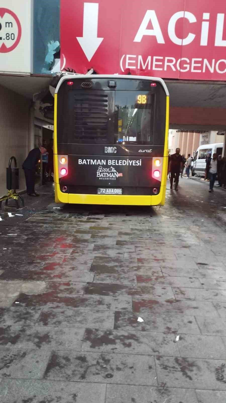 Fenalaşan yolcuyu hastaneye yetiştiren belediye otobüsü acil girişinde sıkıştı