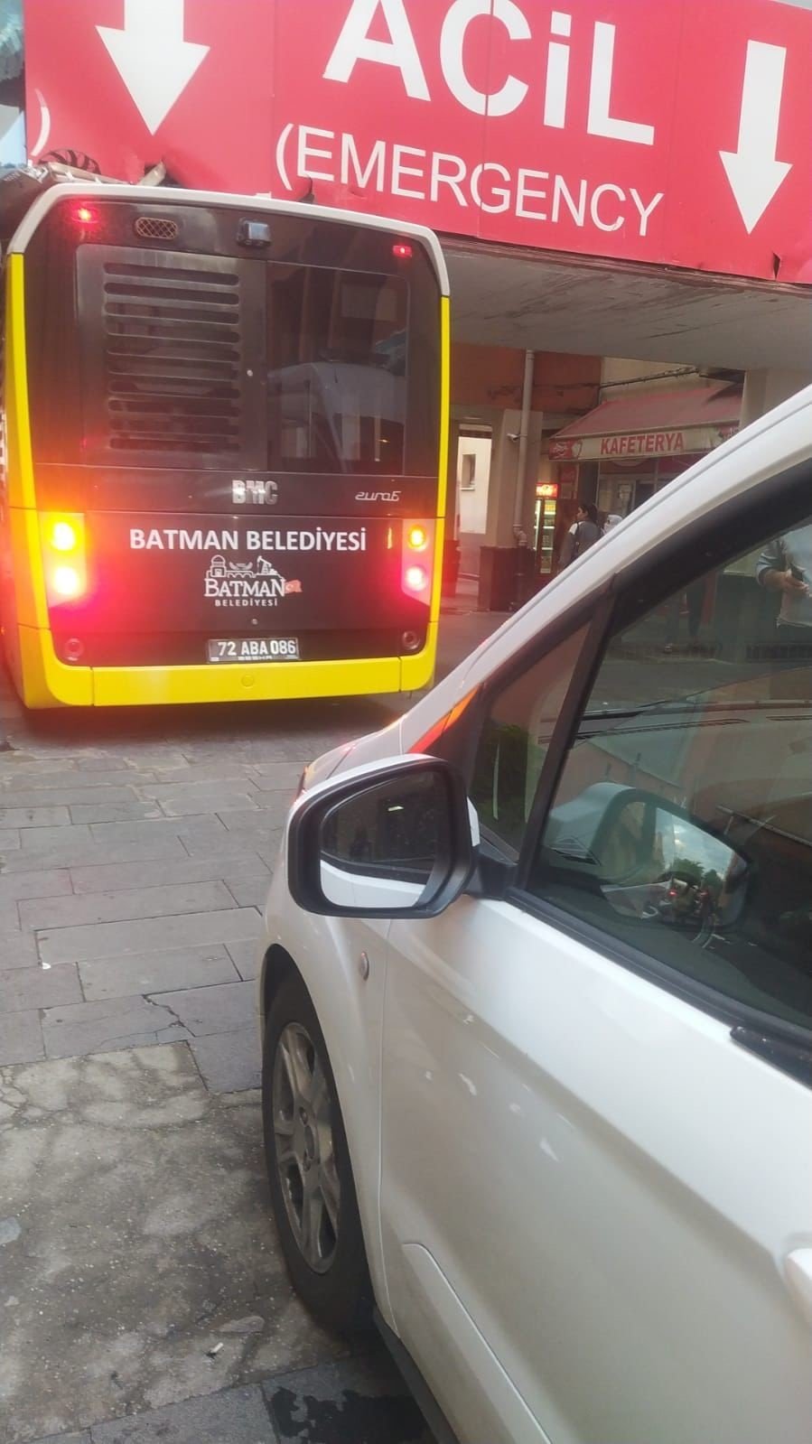 Fenalaşan yolcuyu hastaneye yetiştiren belediye otobüsü acil girişinde sıkıştı