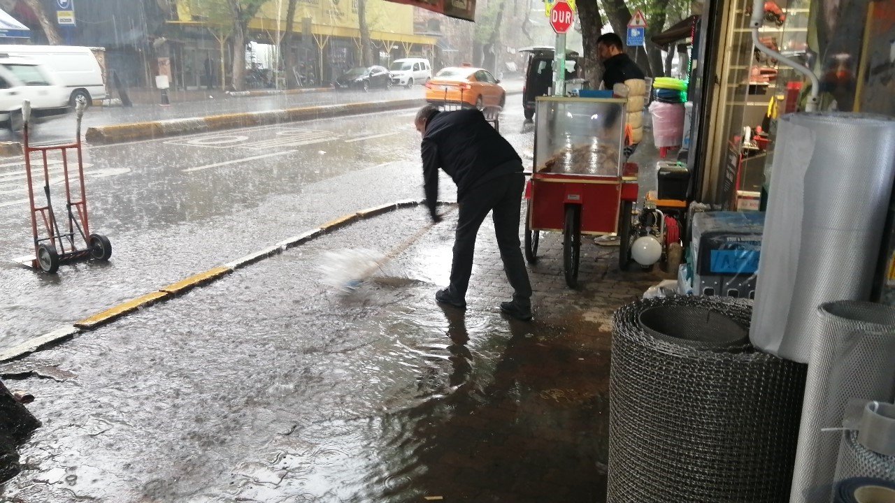 Beyoğlu’nda esnafın yağmurla imtihanı