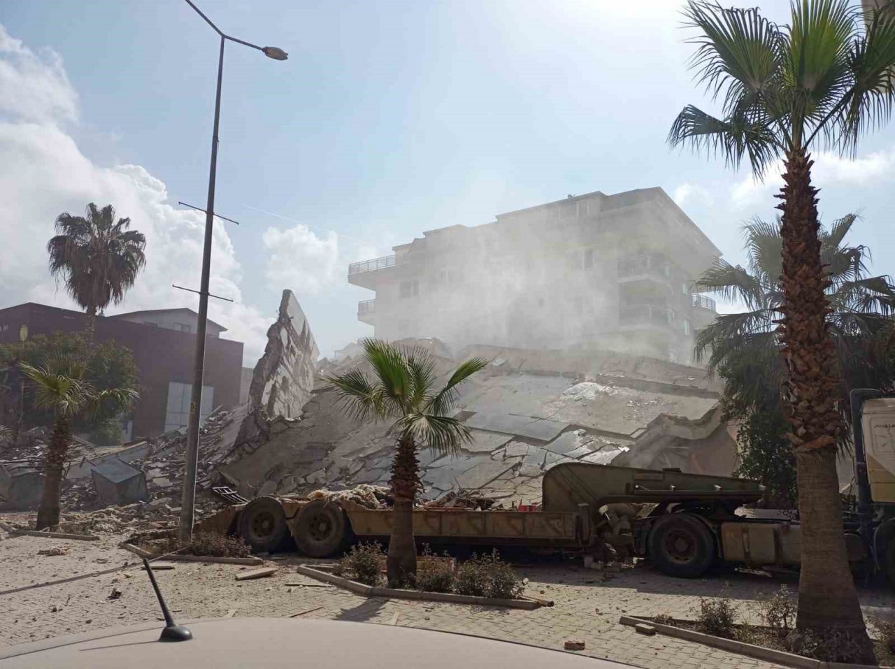 Alanya’da yıkım sırasında bina çöktü, yürekler ağza geldi