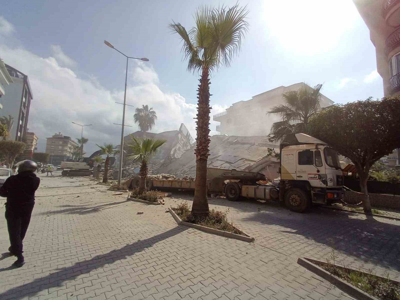 Alanya’da yıkım sırasında bina çöktü, yürekler ağza geldi