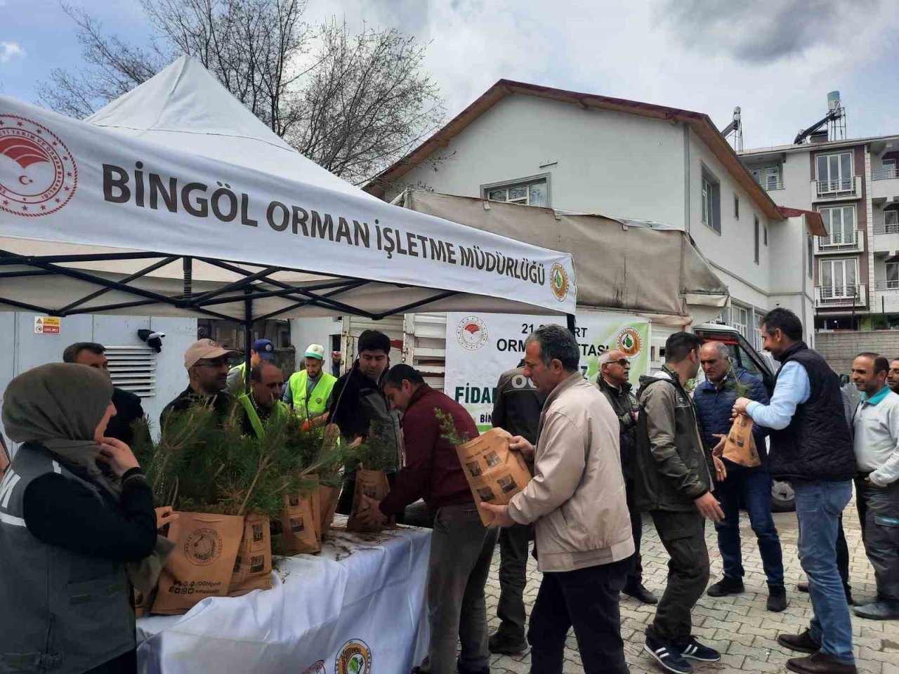 Bingöl’de 10 bin fidan dağıtıldı