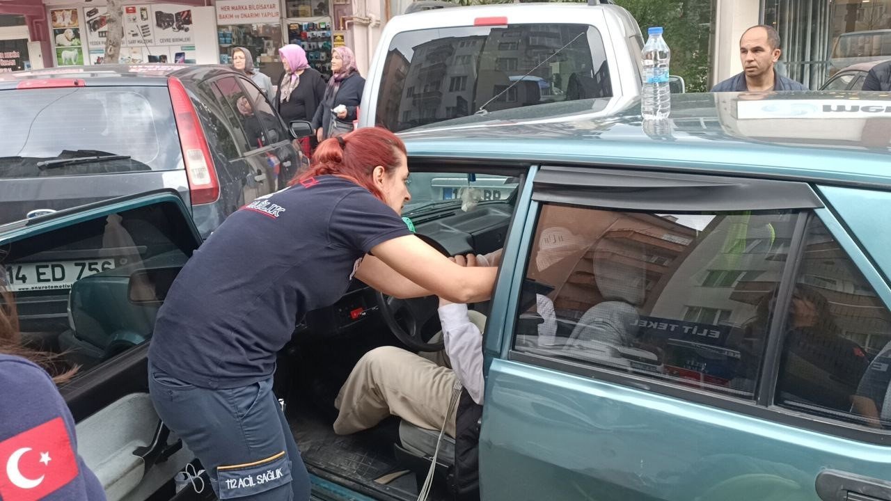 Kaza yapan 71 yaşındaki sürücü dakikalarca araçtan inemedi