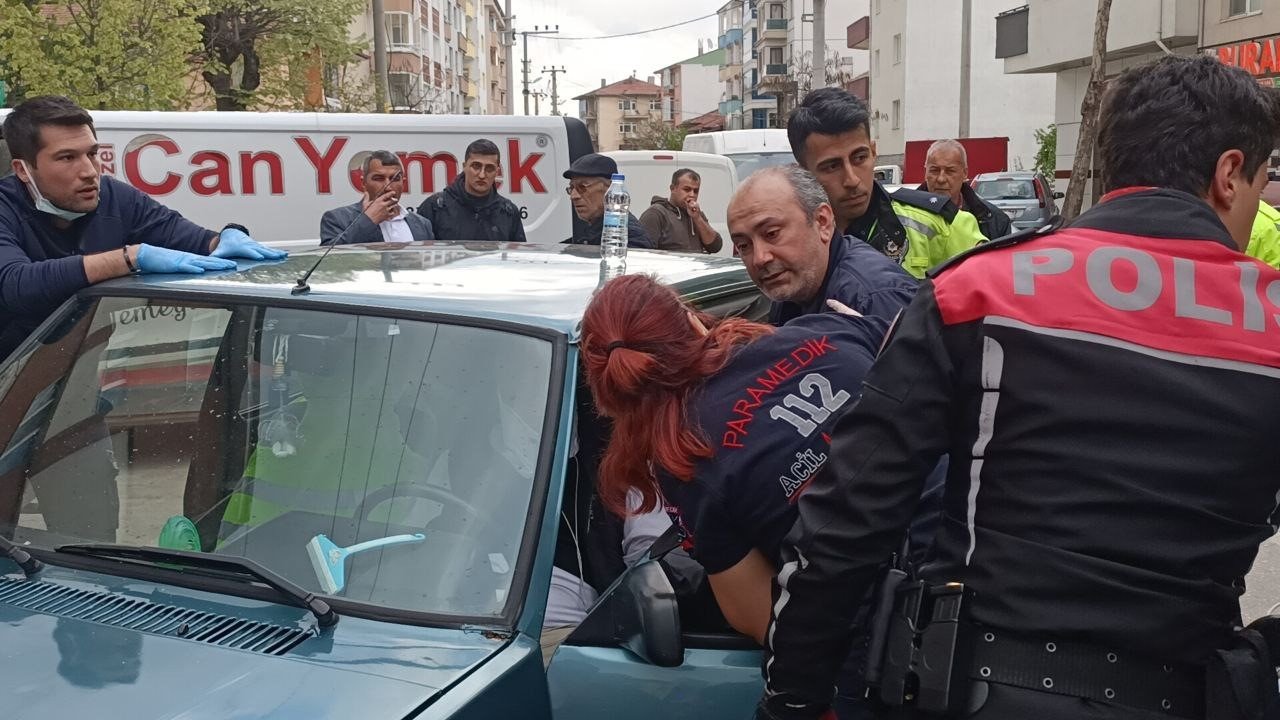 Kaza yapan 71 yaşındaki sürücü dakikalarca araçtan inemedi