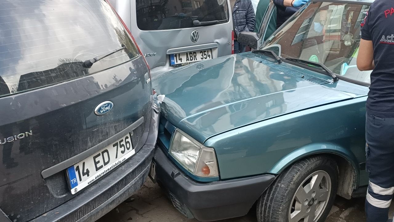 Kaza yapan 71 yaşındaki sürücü dakikalarca araçtan inemedi