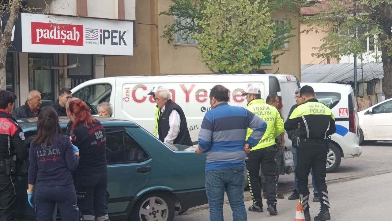 Kaza yapan 71 yaşındaki sürücü dakikalarca araçtan inemedi
