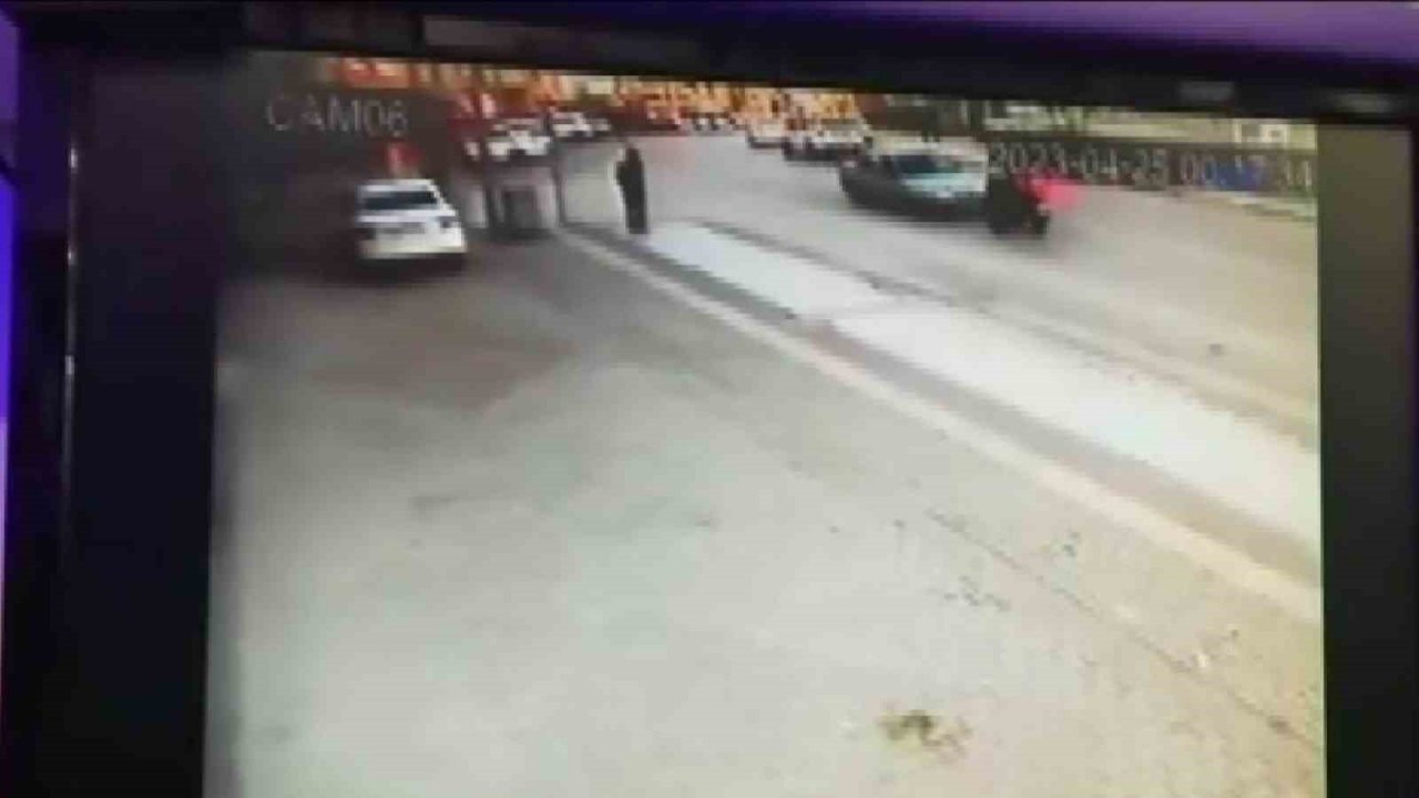 Biri ters şeride girdi, diğeri vurup kaçtı... Hayrete düşüren kaza kamerada